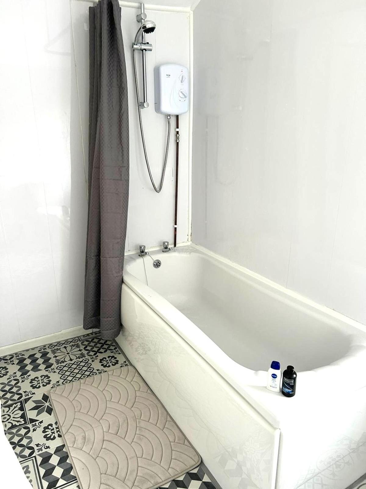 Mideyah Stays - 3 Bed Comfy House カーディフ エクステリア 写真